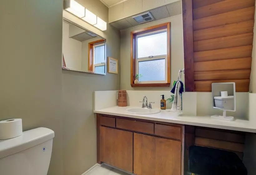 Rhododendron Family Cabin: Hot Tub & Deck!