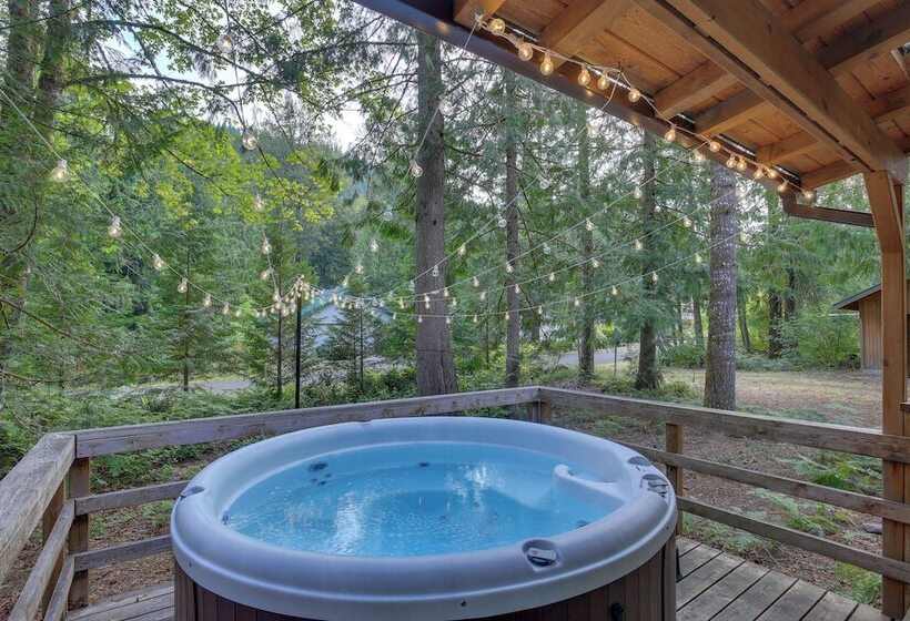 Rhododendron Family Cabin: Hot Tub & Deck!