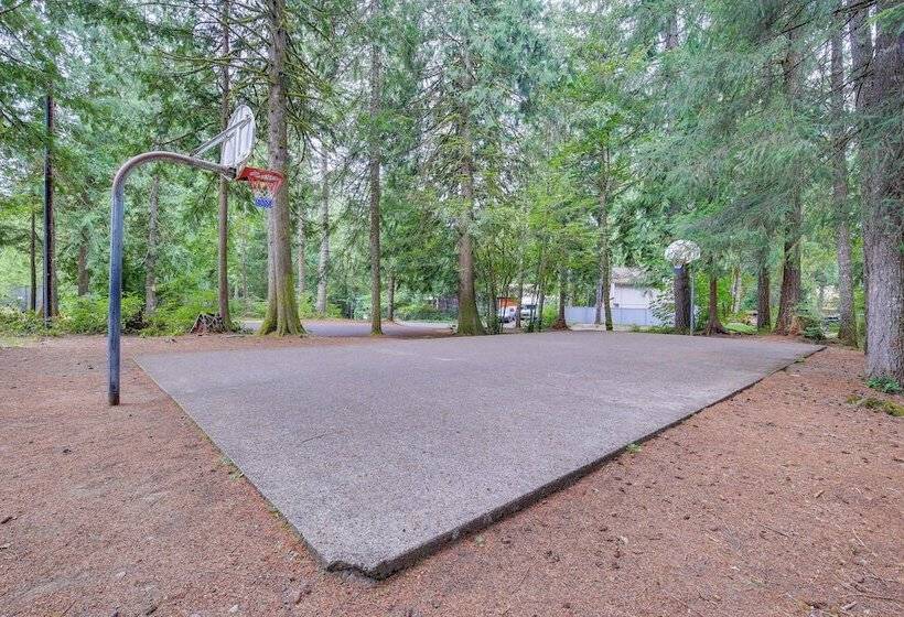 Rhododendron Family Cabin: Hot Tub & Deck!