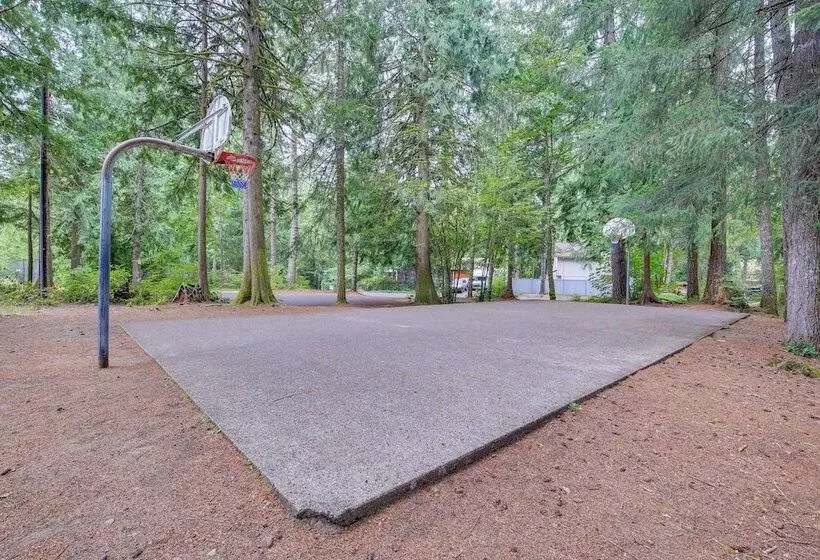 Rhododendron Family Cabin: Hot Tub & Deck!