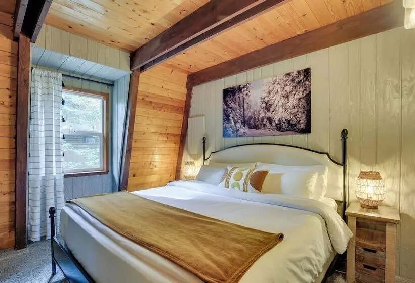 Rhododendron Family Cabin: Hot Tub & Deck!