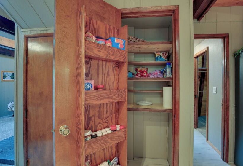 Rhododendron Family Cabin: Hot Tub & Deck!