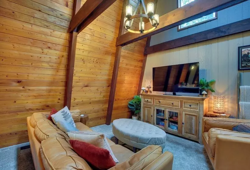 Rhododendron Family Cabin: Hot Tub & Deck!