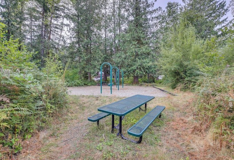 Rhododendron Family Cabin: Hot Tub & Deck!