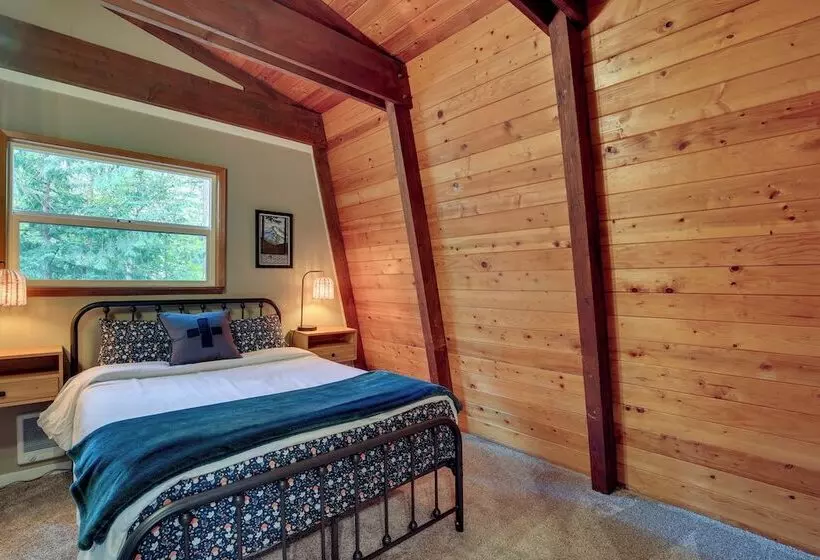 Rhododendron Family Cabin: Hot Tub & Deck!