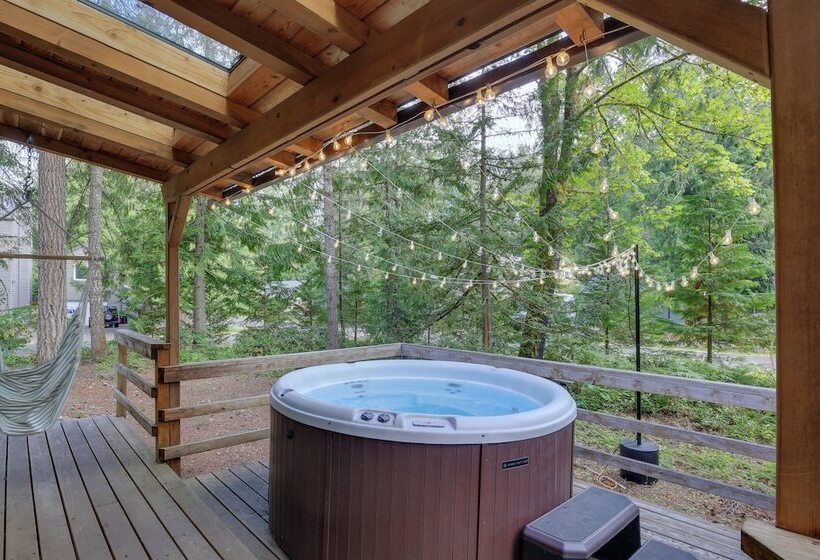 Rhododendron Family Cabin: Hot Tub & Deck!