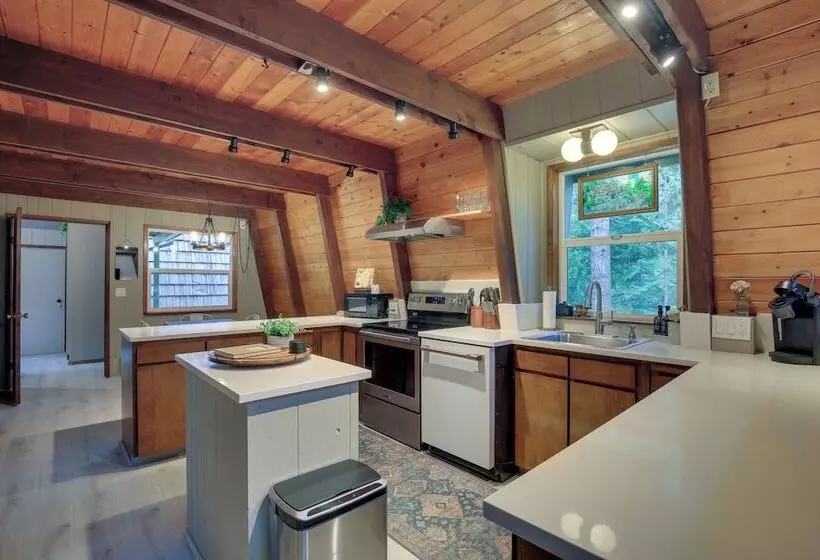 Rhododendron Family Cabin: Hot Tub & Deck!