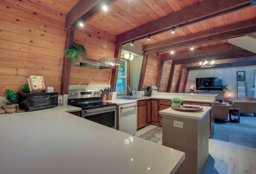 Rhododendron Family Cabin: Hot Tub & Deck!