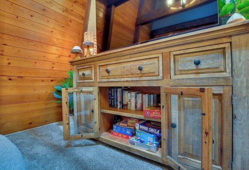 Rhododendron Family Cabin: Hot Tub & Deck!