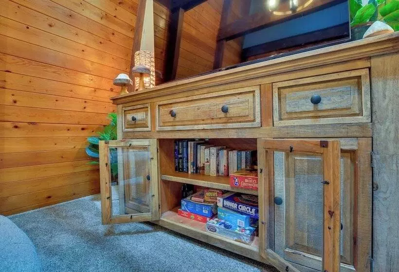 Rhododendron Family Cabin: Hot Tub & Deck!