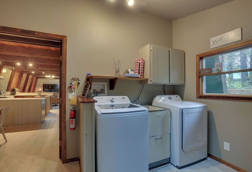 Rhododendron Family Cabin: Hot Tub & Deck!