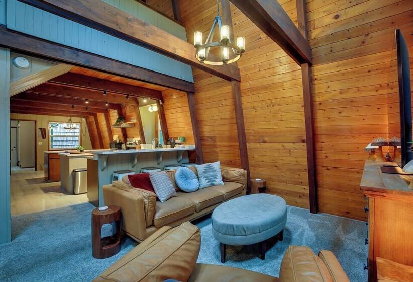 Rhododendron Family Cabin: Hot Tub & Deck!