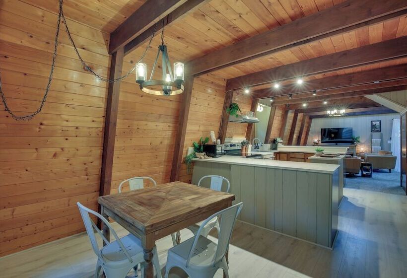 Rhododendron Family Cabin: Hot Tub & Deck!