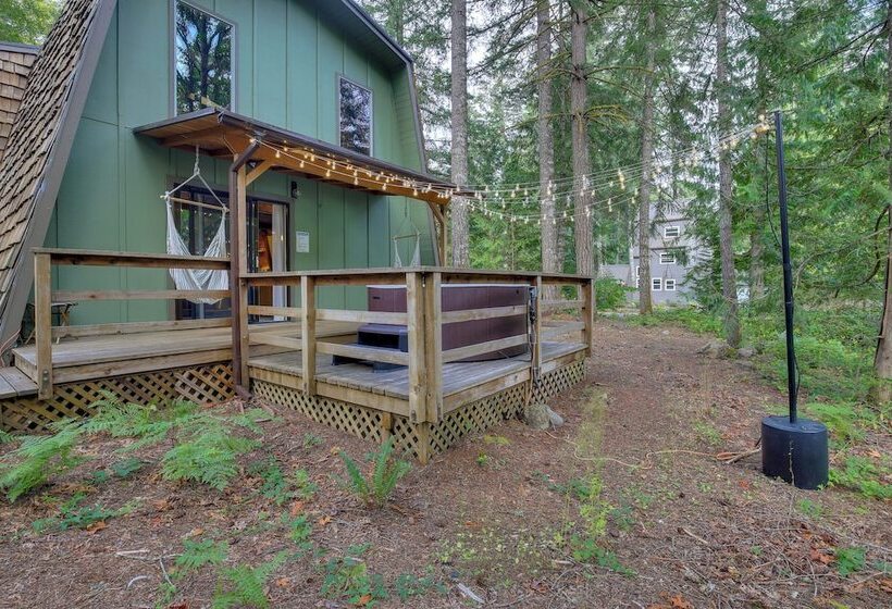 Rhododendron Family Cabin: Hot Tub & Deck!