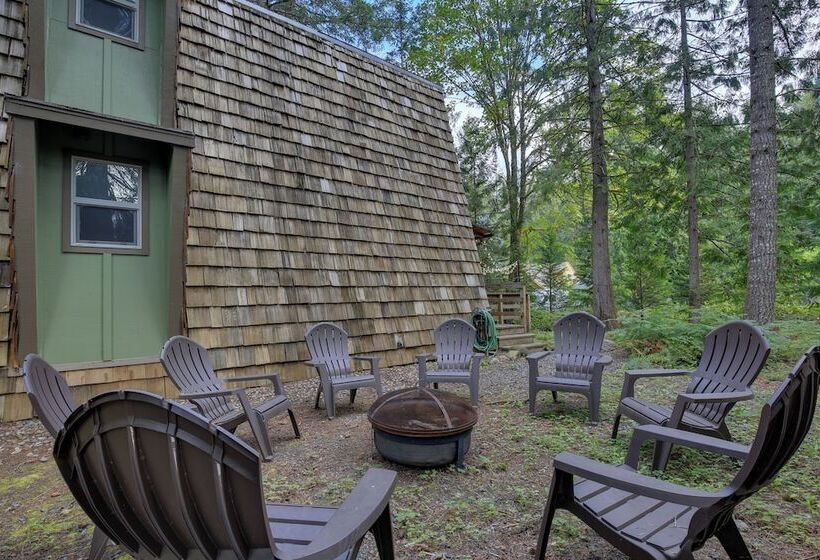 Rhododendron Family Cabin: Hot Tub & Deck!