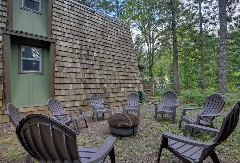 Rhododendron Family Cabin: Hot Tub & Deck!