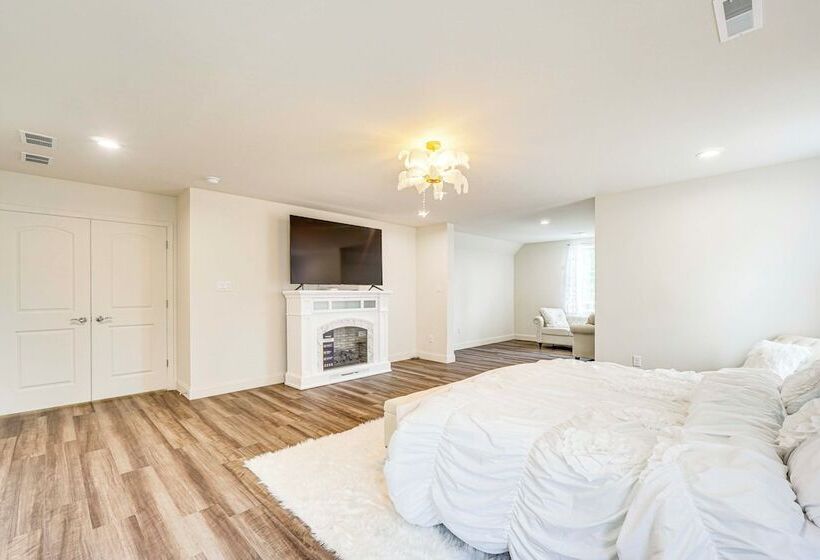 Spacious Poconos Home ~ 19 Mi To Kalahari!