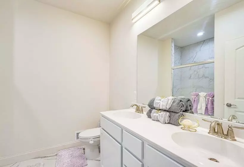 Spacious Poconos Home ~ 19 Mi To Kalahari!