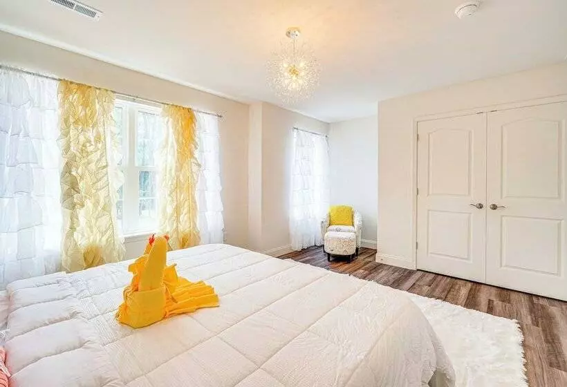 Spacious Poconos Home ~ 19 Mi To Kalahari!