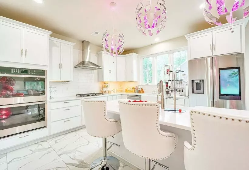 Spacious Poconos Home ~ 19 Mi To Kalahari!