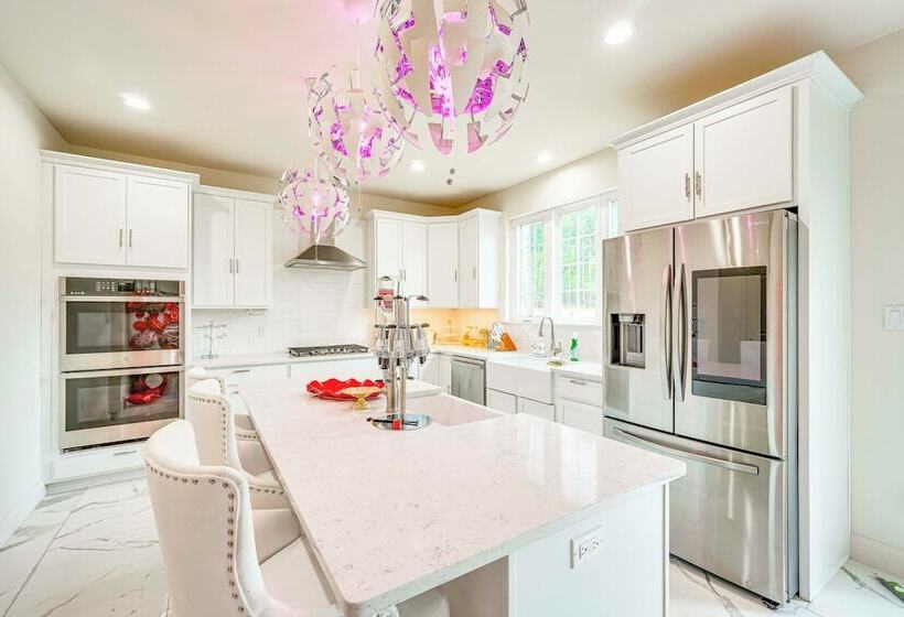 Spacious Poconos Home ~ 19 Mi To Kalahari!