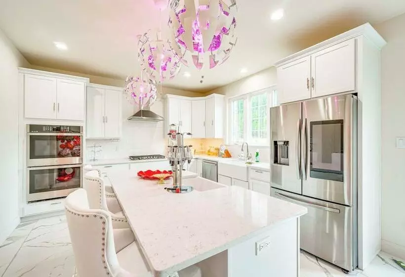 Spacious Poconos Home ~ 19 Mi To Kalahari!