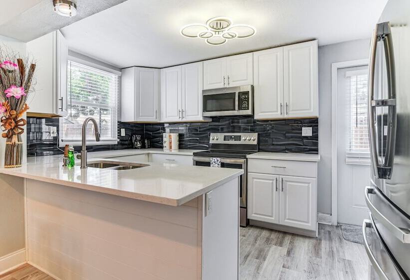 Updated Seminole Home W/ Pool   7 Mi To Beach!