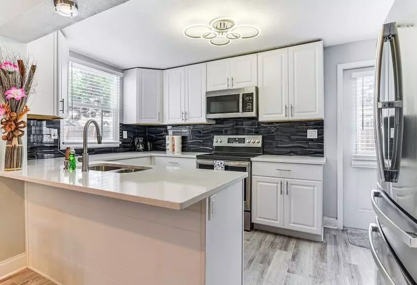 Updated Seminole Home W/ Pool   7 Mi To Beach!