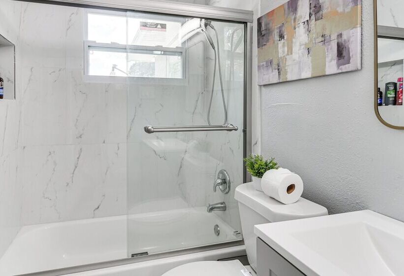 Updated Seminole Home W/ Pool   7 Mi To Beach!