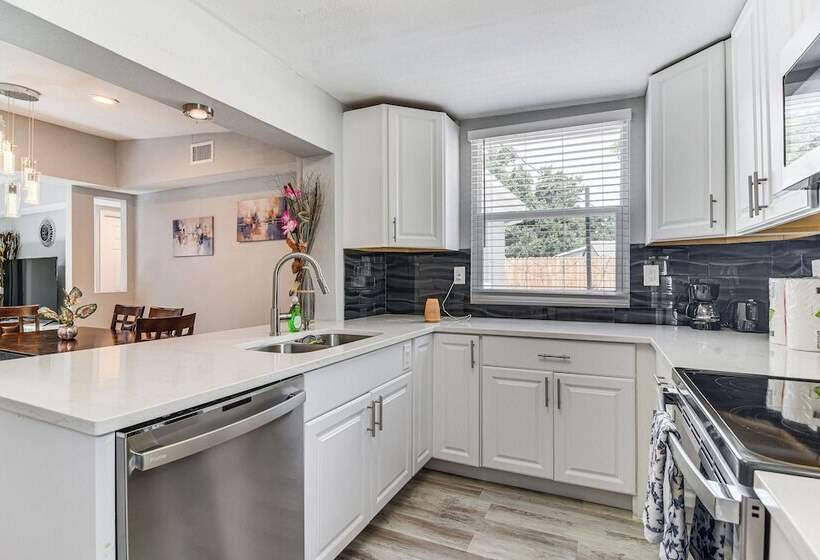 Updated Seminole Home W/ Pool   7 Mi To Beach!