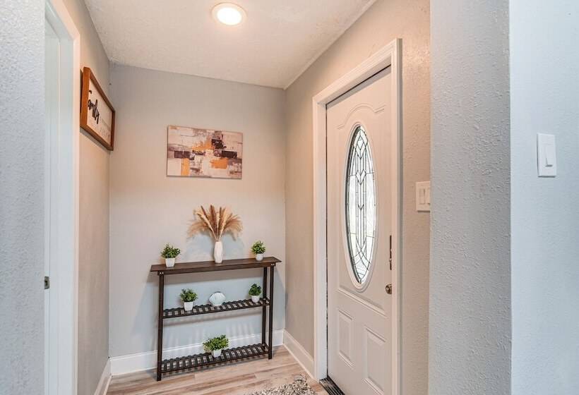 Updated Seminole Home W/ Pool   7 Mi To Beach!