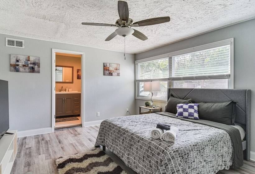 Updated Seminole Home W/ Pool   7 Mi To Beach!