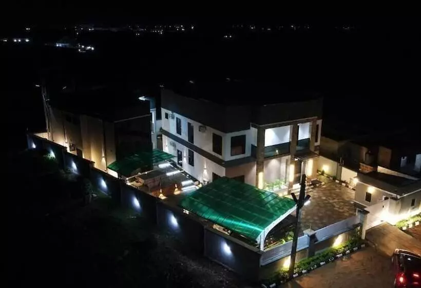 هتل And Luxury Apartment By Trips