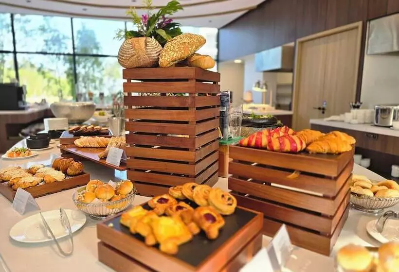 Hotelli Laya Resort Phuket Island