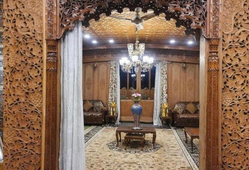 هتل Royal Heritage Houseboats