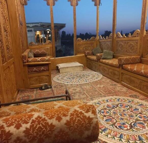هتل Royal Heritage Houseboats