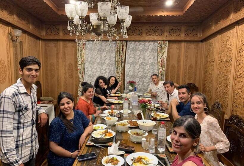 هتل Royal Heritage Houseboats