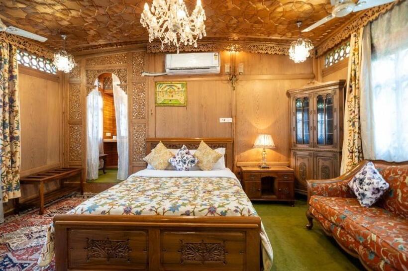 هتل Royal Heritage Houseboats