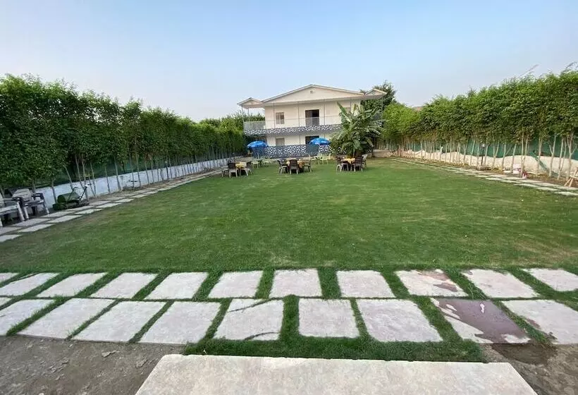 リゾートホテル Gobravo 12   Vansh 4bhk Farm W/t Pool Sec135 Noida