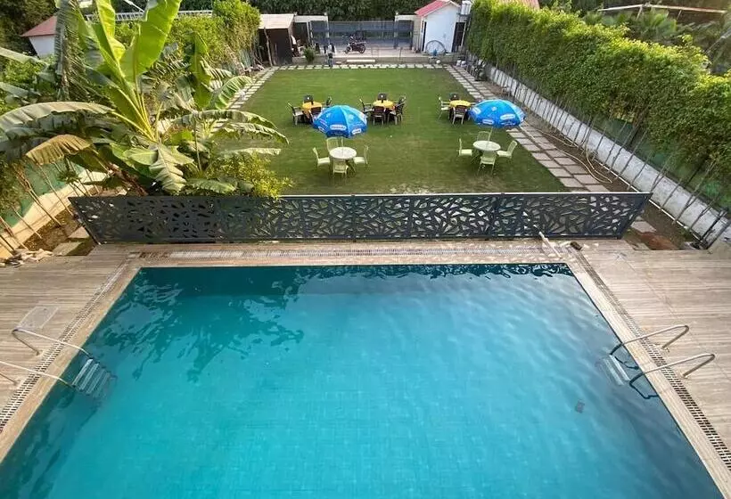 リゾートホテル Gobravo 12   Vansh 4bhk Farm W/t Pool Sec135 Noida