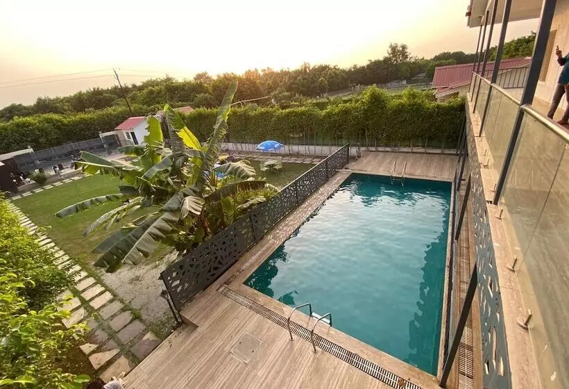 リゾートホテル Gobravo 12   Vansh 4bhk Farm W/t Pool Sec135 Noida