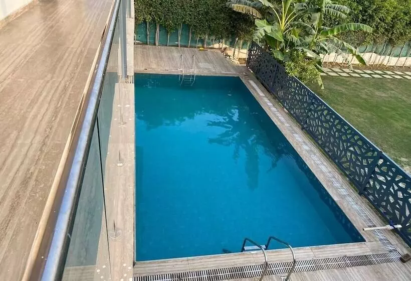 リゾートホテル Gobravo 12   Vansh 4bhk Farm W/t Pool Sec135 Noida