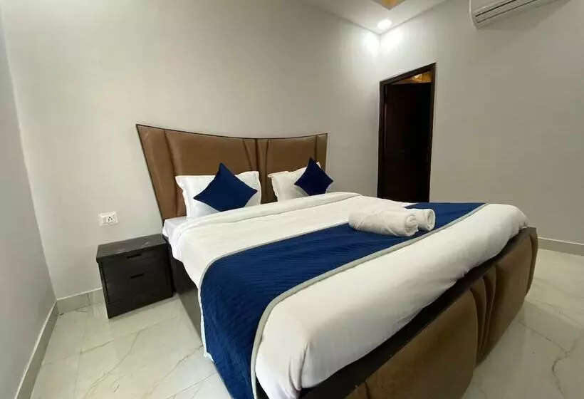 リゾートホテル Gobravo 12   Vansh 4bhk Farm W/t Pool Sec135 Noida