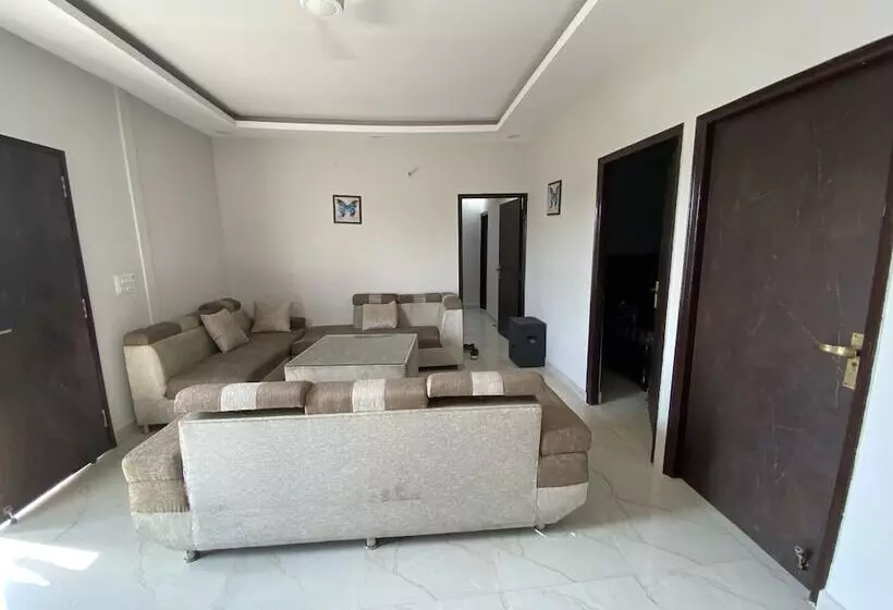 リゾートホテル Gobravo 12   Vansh 4bhk Farm W/t Pool Sec135 Noida