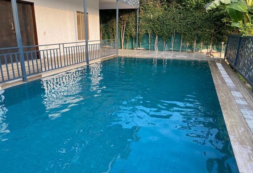 Resort Gobravo 12   Vansh 4bhk Farm W/t Pool Sec135 Noida