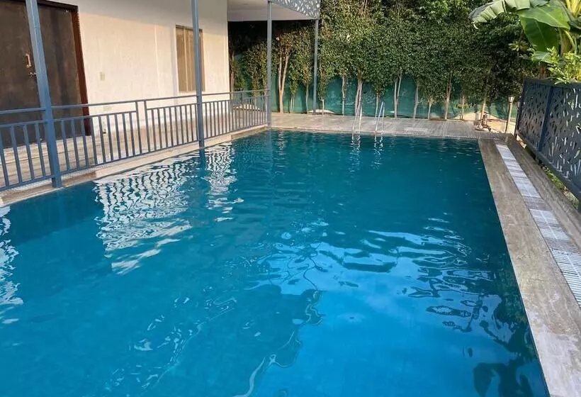 リゾートホテル Gobravo 12   Vansh 4bhk Farm W/t Pool Sec135 Noida