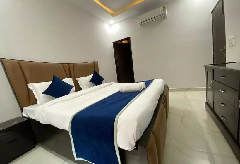リゾートホテル Gobravo 12   Vansh 4bhk Farm W/t Pool Sec135 Noida
