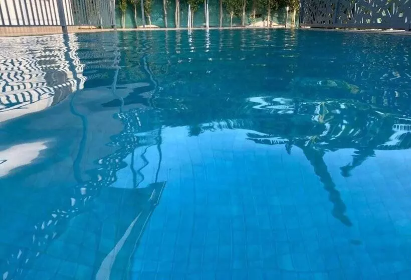 リゾートホテル Gobravo 12   Vansh 4bhk Farm W/t Pool Sec135 Noida