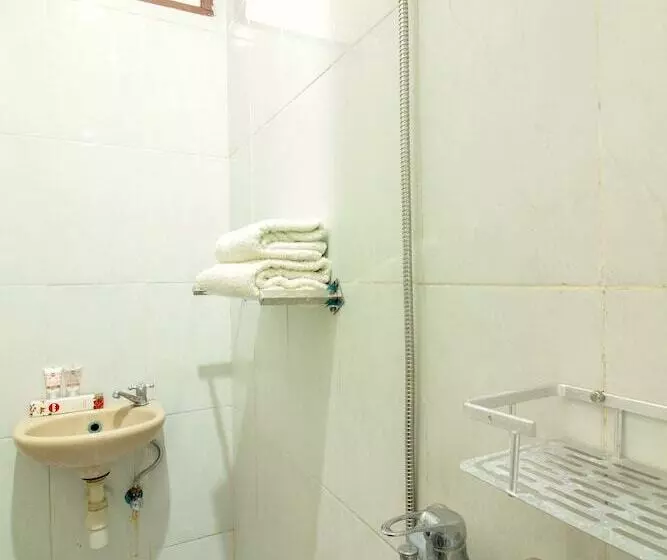 Reddoorz Plus At Hotel Sofia Pangandaran
