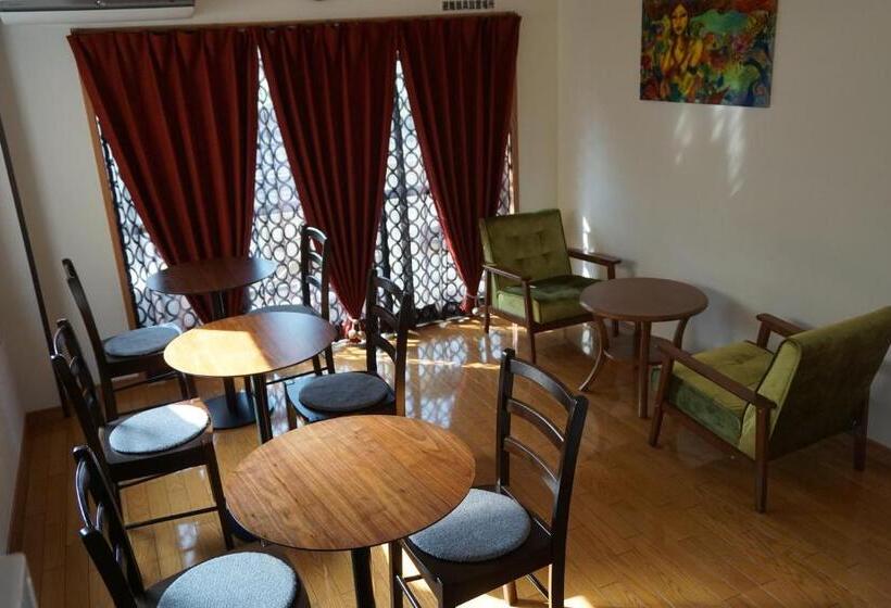 Bigtree Guest House   Hostel